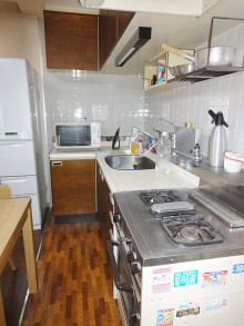 白の鏡面木目にお料理の彩りもより華やかに